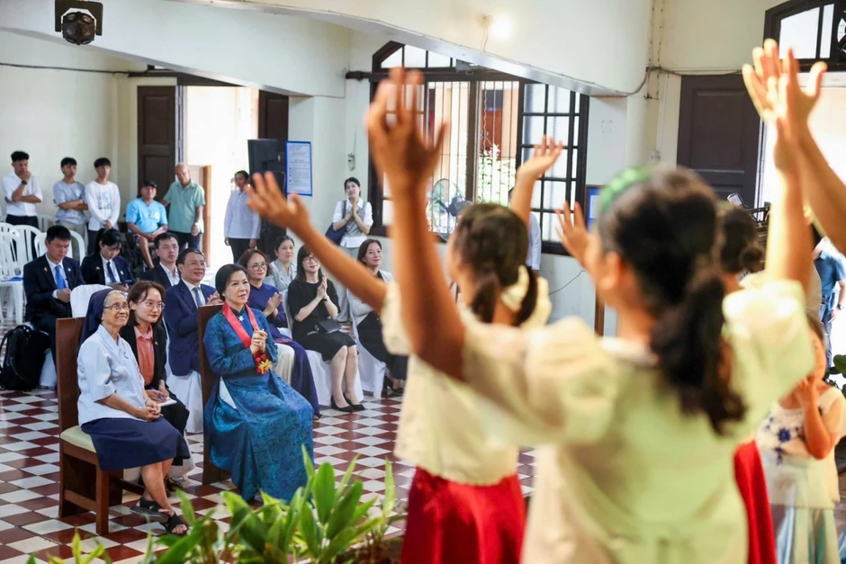 Phu nhân Tổng Bí thư, Chủ tịch nước thăm trẻ em hoàn cảnh đặc biệt tại Philippines Phu nhân Tổng Bí thư, Chủ tịch nước thăm trẻ em hoàn cảnh đặc biệt tại Philippines