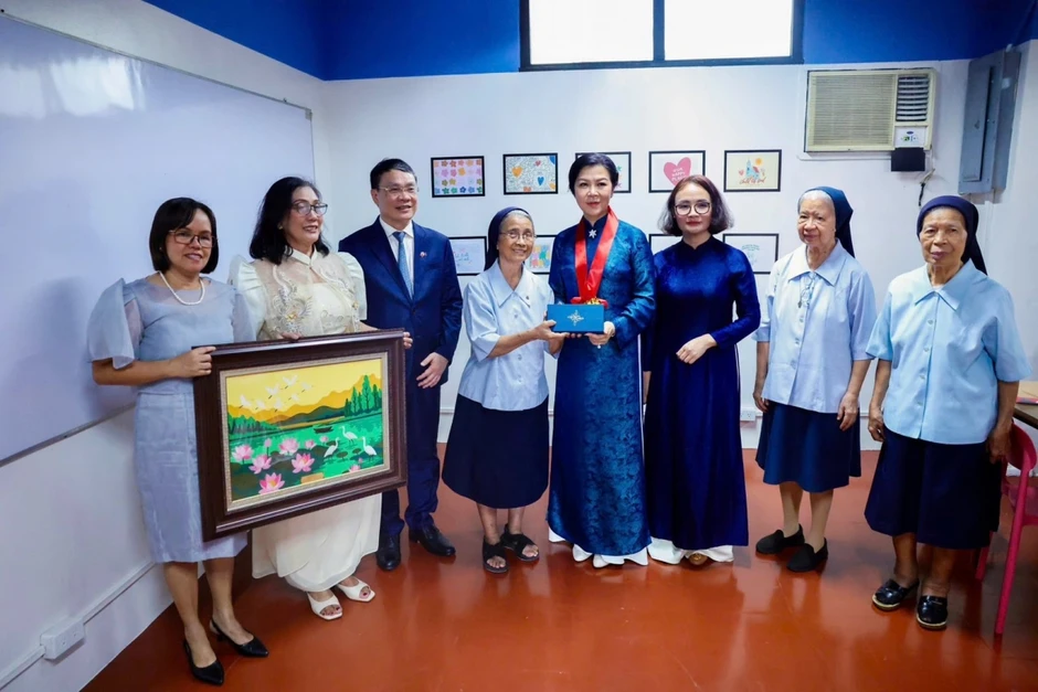 Phu nhân Tổng Bí thư, Chủ tịch nước thăm trẻ em hoàn cảnh đặc biệt tại Philippines Phu nhân Tổng Bí thư, Chủ tịch nước thăm trẻ em hoàn cảnh đặc biệt tại Philippines