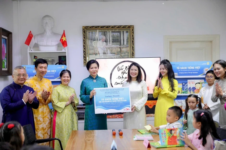 Phu nhân Tổng Bí thư, Chủ tịch nước Tô Lâm tặng tủ sách tiếng Việt tại Singapore Phu nhân Tổng Bí thư, Chủ tịch nước Tô Lâm tặng tủ sách tiếng Việt tại Singapore