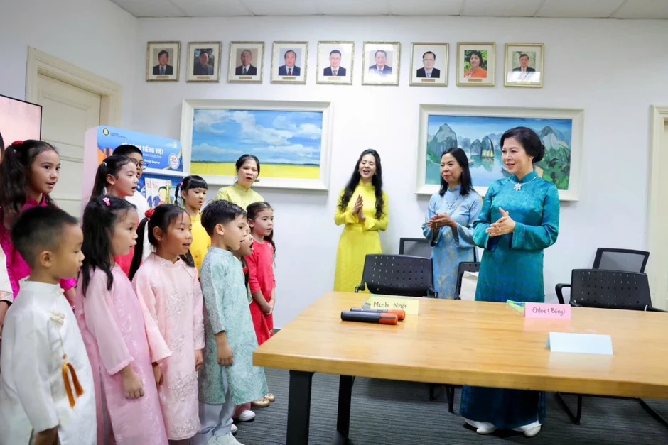 Phu nhân Tổng Bí thư, Chủ tịch nước Tô Lâm tặng tủ sách tiếng Việt tại Singapore Phu nhân Tổng Bí thư, Chủ tịch nước Tô Lâm tặng tủ sách tiếng Việt tại Singapore