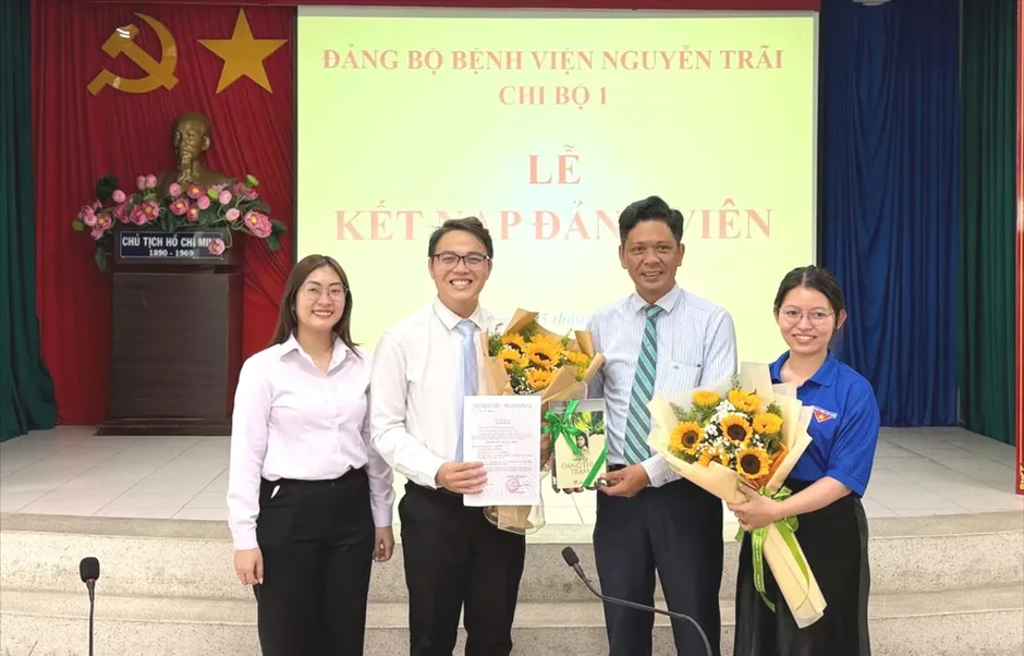Phường An Đông kết nạp 9 đảng viên mới trong đội ngũ y tế Phường An Đông kết nạp 9 đảng viên mới trong đội ngũ y tế