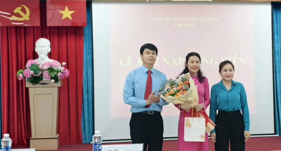 Phường An Đông kết nạp 9 đảng viên mới trong đội ngũ y tế Phường An Đông kết nạp 9 đảng viên mới trong đội ngũ y tế
