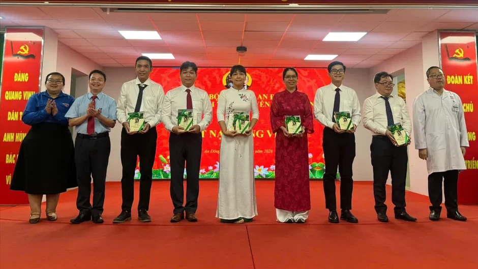 Phường An Đông kết nạp 9 đảng viên mới trong đội ngũ y tế Phường An Đông kết nạp 9 đảng viên mới trong đội ngũ y tế