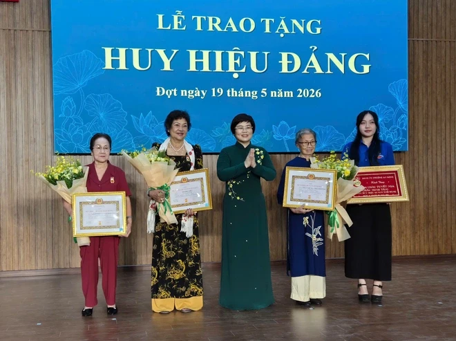 Phường An Đông trao Huy hiệu Đảng cho đảng viên có nhiều cống hiến Phường An Đông trao Huy hiệu Đảng cho đảng viên có nhiều cống hiến