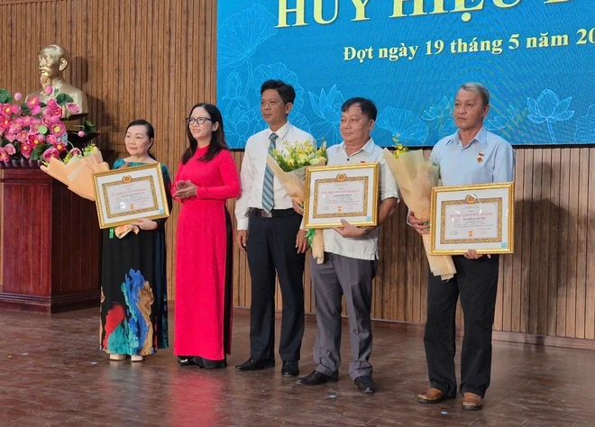 Phường An Đông trao Huy hiệu Đảng cho đảng viên có nhiều cống hiến Phường An Đông trao Huy hiệu Đảng cho đảng viên có nhiều cống hiến