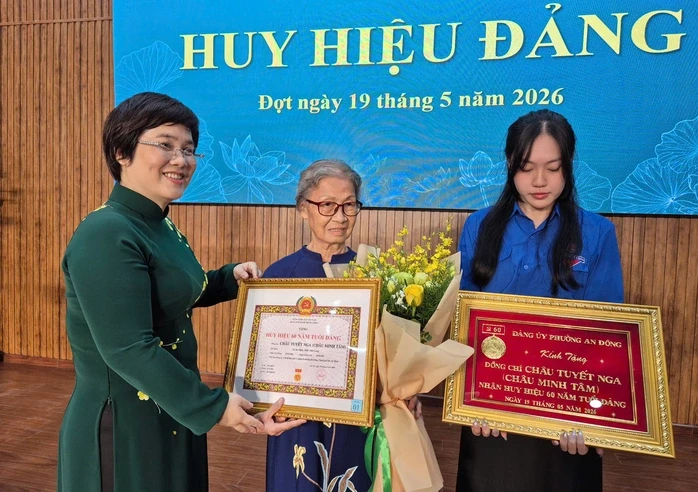 Phường An Đông trao Huy hiệu Đảng cho đảng viên có nhiều cống hiến Phường An Đông trao Huy hiệu Đảng cho đảng viên có nhiều cống hiến