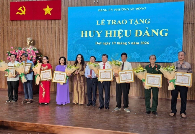 Phường An Đông trao Huy hiệu Đảng cho đảng viên có nhiều cống hiến Phường An Đông trao Huy hiệu Đảng cho đảng viên có nhiều cống hiến