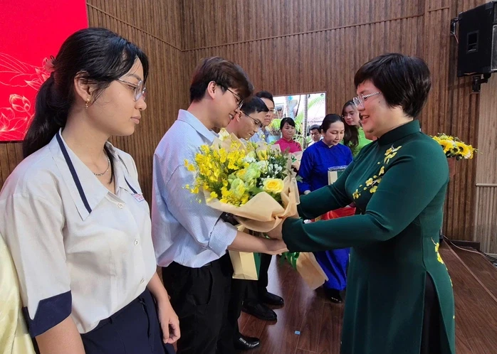 Phường An Đông trao Huy hiệu Đảng cho đảng viên có nhiều cống hiến Phường An Đông trao Huy hiệu Đảng cho đảng viên có nhiều cống hiến