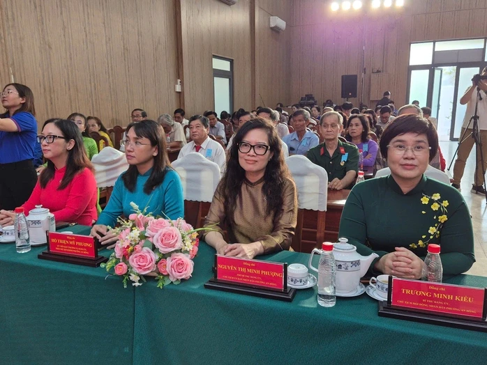 Phường An Đông trao Huy hiệu Đảng cho đảng viên có nhiều cống hiến Phường An Đông trao Huy hiệu Đảng cho đảng viên có nhiều cống hiến
