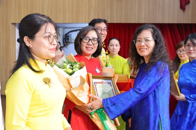 Phường An Đông tuyên dương nhiều tập thể, cá nhân thực hiện tốt việc học tập Bác Phường An Đông tuyên dương nhiều tập thể, cá nhân thực hiện tốt việc học tập Bác