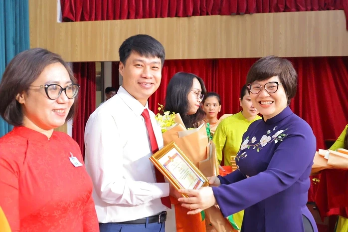 Phường An Đông tuyên dương nhiều tập thể, cá nhân thực hiện tốt việc học tập Bác Phường An Đông tuyên dương nhiều tập thể, cá nhân thực hiện tốt việc học tập Bác