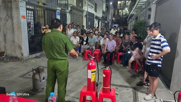 Phường An Nhơn huấn luyện PCCC và nhận diện tội phạm công nghệ cao cho các hộ kinh doanh nhà trọ Phường An Nhơn huấn luyện PCCC và nhận diện tội phạm công nghệ cao cho các hộ kinh doanh nhà trọ