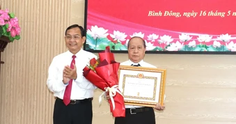 Phường Bình Đông trao Huy hiệu Đảng đến 22 đảng viên