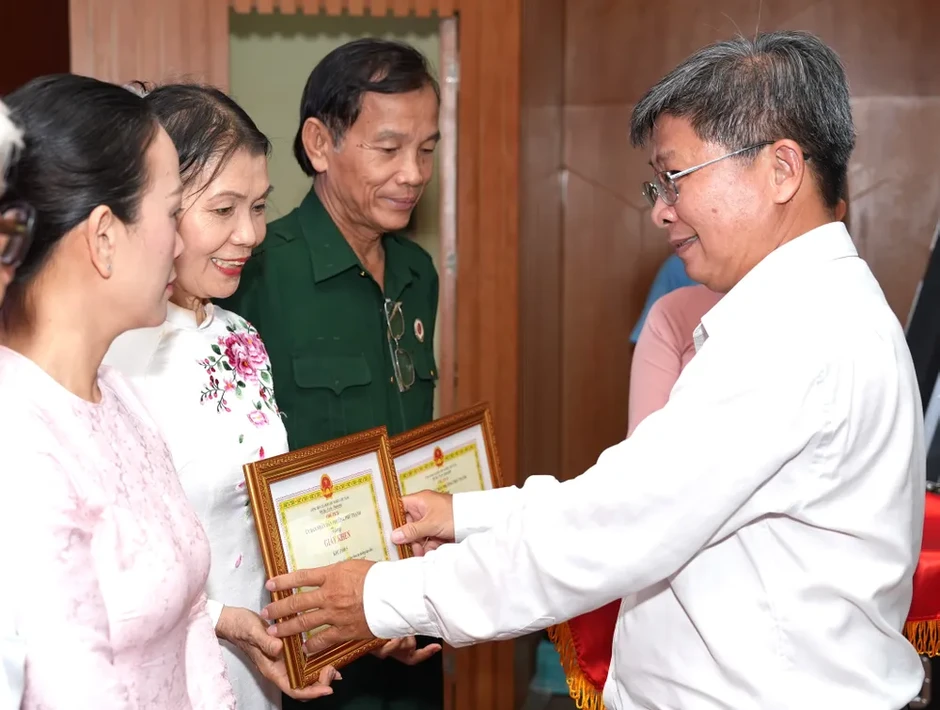 Phường Phú Thạnh tuyên dương gương điển hình trong học tập và làm theo Bác