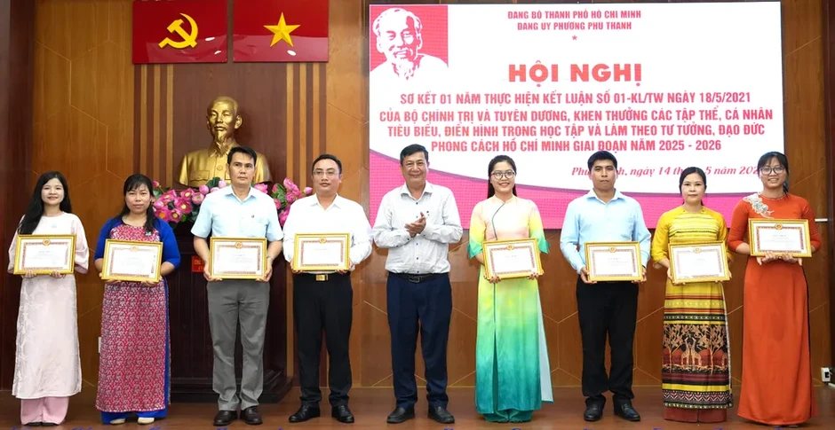 Phường Phú Thạnh tuyên dương gương điển hình trong học tập và làm theo Bác