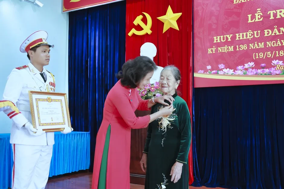 Phường Rạch Dừa trao Huy hiệu Đảng cho 53 đảng viên cao tuổi Đảng Phường Rạch Dừa trao Huy hiệu Đảng cho 53 đảng viên cao tuổi Đảng
