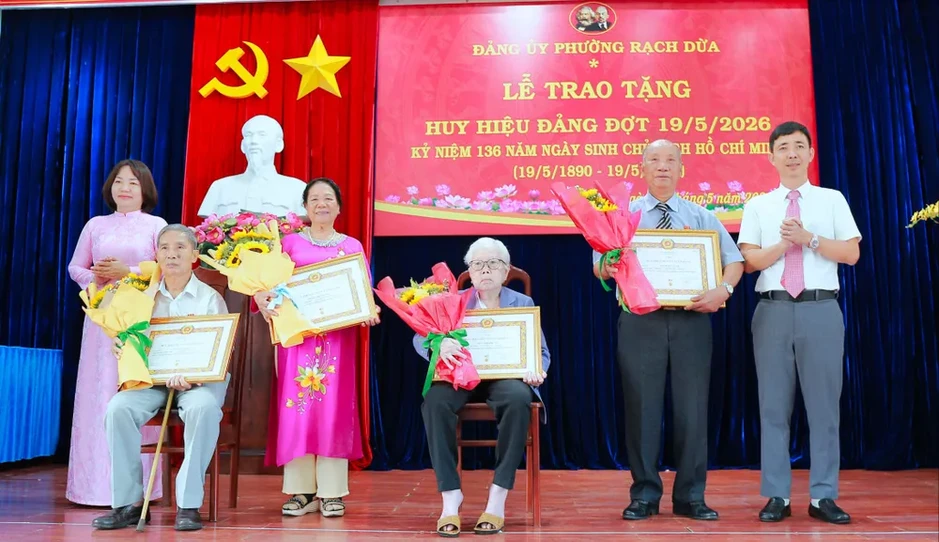 Phường Rạch Dừa trao Huy hiệu Đảng cho 53 đảng viên cao tuổi Đảng Phường Rạch Dừa trao Huy hiệu Đảng cho 53 đảng viên cao tuổi Đảng