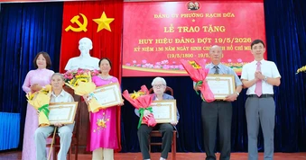 Phường Rạch Dừa trao Huy hiệu Đảng cho 53 đảng viên cao tuổi Đảng