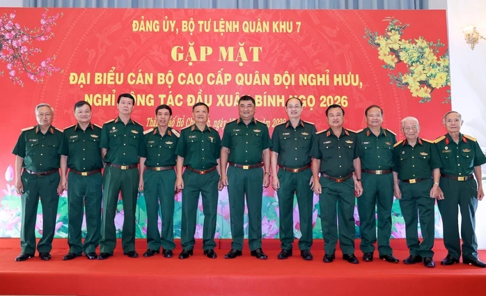 Quân khu 7 gặp mặt hơn 800 đại biểu cán bộ cao cấp quân đội đang nghỉ hưu, nghỉ công tác Quân khu 7 gặp mặt hơn 800 đại biểu cán bộ cao cấp quân đội đang nghỉ hưu, nghỉ công tác