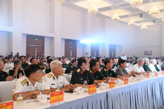Quân khu 7 gặp mặt hơn 800 đại biểu cán bộ cao cấp quân đội đang nghỉ hưu, nghỉ công tác Quân khu 7 gặp mặt hơn 800 đại biểu cán bộ cao cấp quân đội đang nghỉ hưu, nghỉ công tác