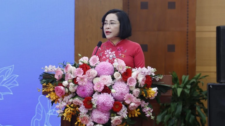 Quan tâm hơn nữa đến công tác đào tạo, bồi dưỡng cán bộ nữ từ sớm, từ xa Quan tâm hơn nữa đến công tác đào tạo, bồi dưỡng cán bộ nữ từ sớm, từ xa