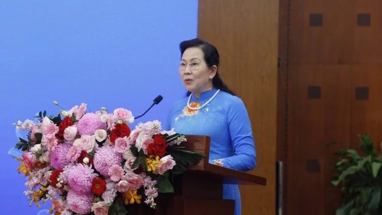 Quan tâm hơn nữa đến công tác đào tạo, bồi dưỡng cán bộ nữ từ sớm, từ xa Quan tâm hơn nữa đến công tác đào tạo, bồi dưỡng cán bộ nữ từ sớm, từ xa