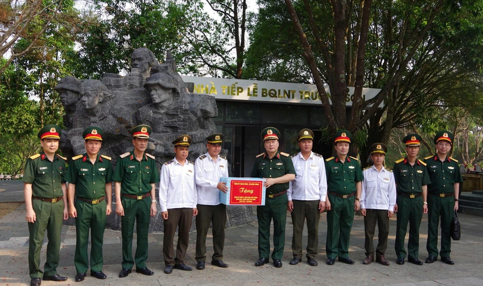 Quân ủy Trung ương, Bộ Quốc phòng tặng quà các gia đình chính sách tại Quảng Trị Quân ủy Trung ương, Bộ Quốc phòng tặng quà các gia đình chính sách tại Quảng Trị