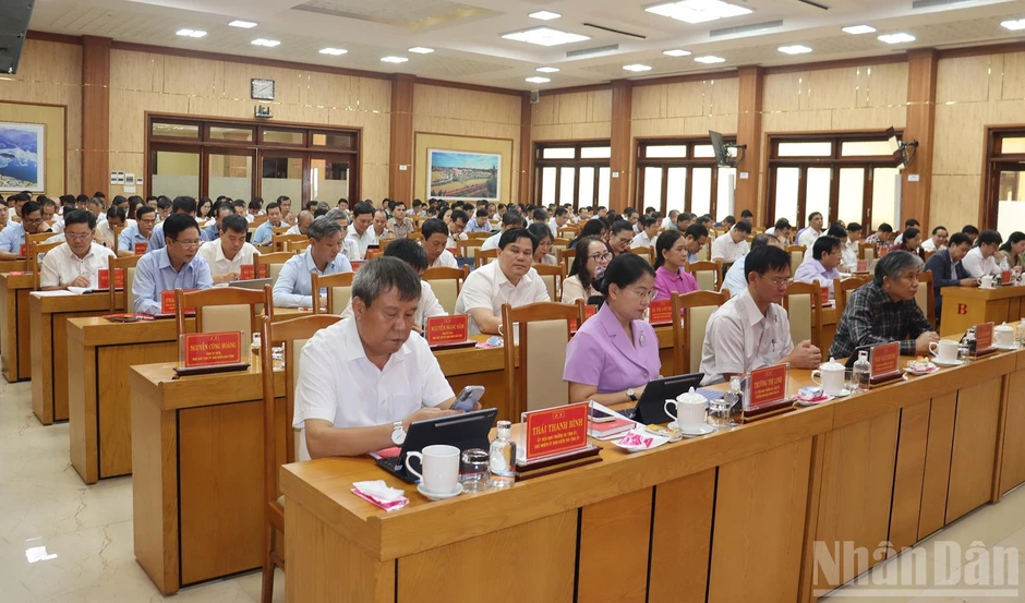 Quảng Ngãi: Nhiều chuyển biến trong việc khắc phục điểm nghẽn và nhóm vấn đề lớn Quảng Ngãi: Nhiều chuyển biến trong việc khắc phục điểm nghẽn và nhóm vấn đề lớn