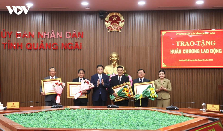 Quảng Ngãi tổ chức Lễ trao tặng Huân chương Lao động Quảng Ngãi tổ chức Lễ trao tặng Huân chương Lao động