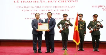 Quảng Ninh nhận Huân chương Lao động hạng Nhất của Lào