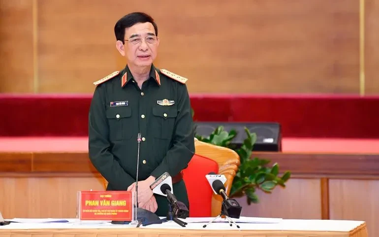 Quảng Ninh phát triển kinh tế - xã hội gắn với bảo đảm vững chắc quốc phòng, giữ vững biên giới, biển đảo Quảng Ninh phát triển kinh tế - xã hội gắn với bảo đảm vững chắc quốc phòng, giữ vững biên giới, biển đảo