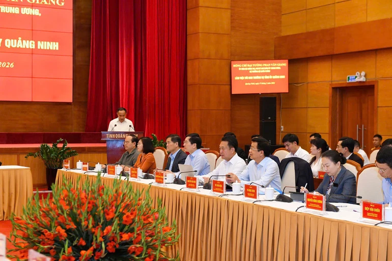 Quảng Ninh phát triển kinh tế-xã hội phải gắn với bảo đảm vững chắc quốc phòng, giữ vững biên giới, biển đảo Quảng Ninh phát triển kinh tế-xã hội phải gắn với bảo đảm vững chắc quốc phòng, giữ vững biên giới, biển đảo