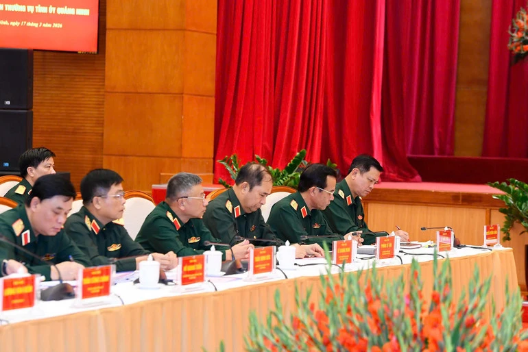 Quảng Ninh phát triển kinh tế-xã hội phải gắn với bảo đảm vững chắc quốc phòng, giữ vững biên giới, biển đảo Quảng Ninh phát triển kinh tế-xã hội phải gắn với bảo đảm vững chắc quốc phòng, giữ vững biên giới, biển đảo