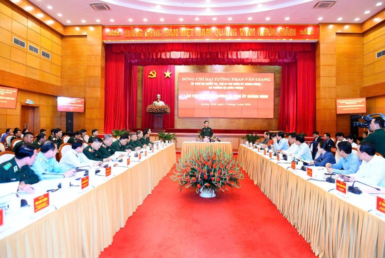 Quảng Ninh phát triển kinh tế-xã hội phải gắn với bảo đảm vững chắc quốc phòng, giữ vững biên giới, biển đảo Quảng Ninh phát triển kinh tế-xã hội phải gắn với bảo đảm vững chắc quốc phòng, giữ vững biên giới, biển đảo