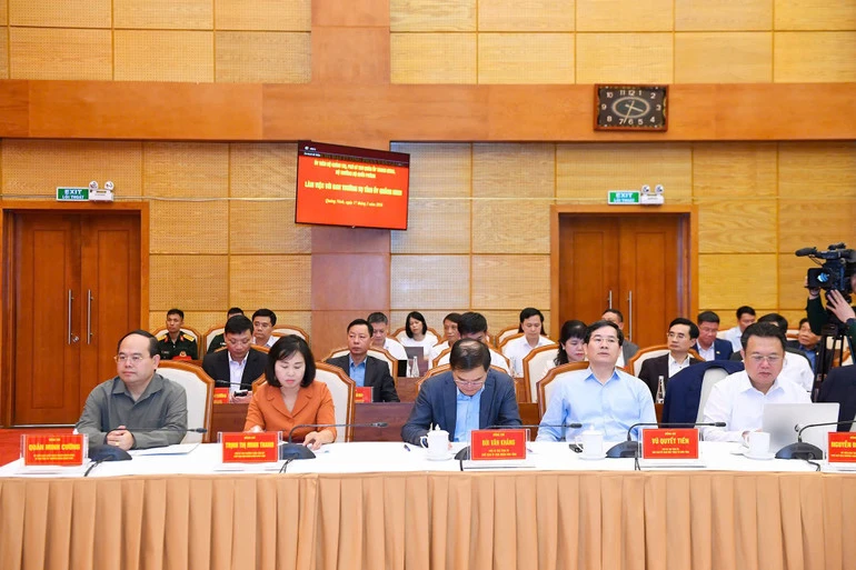 Quảng Ninh phát triển kinh tế-xã hội phải gắn với bảo đảm vững chắc quốc phòng, giữ vững biên giới, biển đảo Quảng Ninh phát triển kinh tế-xã hội phải gắn với bảo đảm vững chắc quốc phòng, giữ vững biên giới, biển đảo