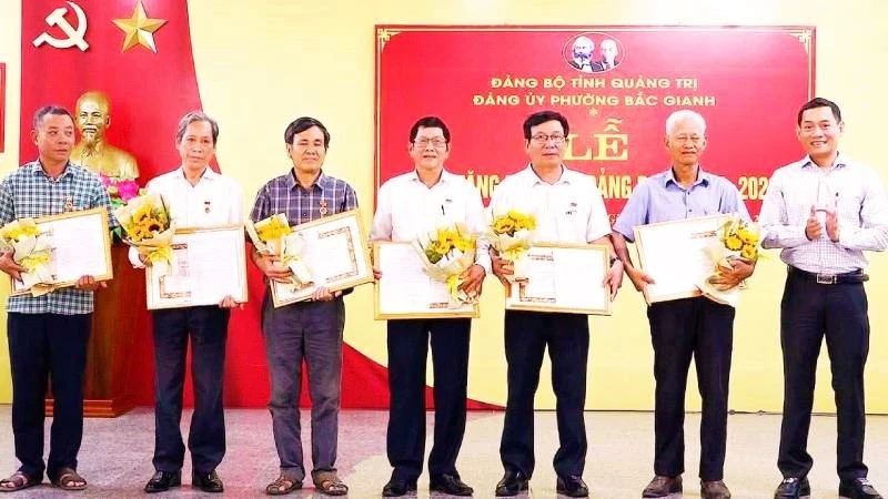 Quảng Trị có 1.574 đảng viên được tặng và truy tặng Huy hiệu Đảng Quảng Trị có 1.574 đảng viên được tặng và truy tặng Huy hiệu Đảng