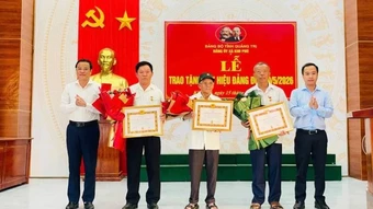 Quảng Trị có 1.574 đảng viên được tặng và truy tặng Huy hiệu Đảng