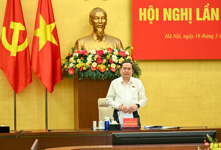 Quốc hội phải đóng vai trò trung tâm kiến tạo, hoàn thiện thể chế phát triển Quốc hội phải đóng vai trò trung tâm kiến tạo, hoàn thiện thể chế phát triển