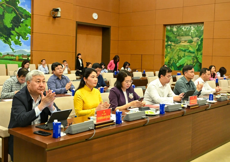 Quốc hội phải đóng vai trò trung tâm kiến tạo, hoàn thiện thể chế phát triển Quốc hội phải đóng vai trò trung tâm kiến tạo, hoàn thiện thể chế phát triển
