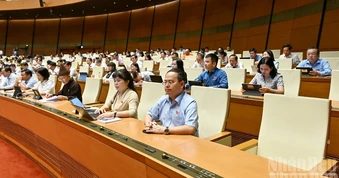Quốc hội thảo luận ở hội trường về dự án Luật Phát triển đô thị