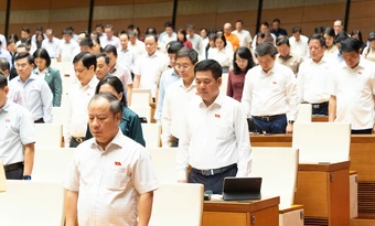 Quốc hội Việt Nam mặc niệm tưởng nhớ Chủ tịch Quốc hội Lào