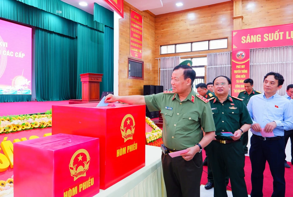 Quy trình bỏ phiếu bầu cử đại biểu Quốc hội khóa XVI và Hội đồng nhân dân các cấp Quy trình bỏ phiếu bầu cử đại biểu Quốc hội khóa XVI và Hội đồng nhân dân các cấp