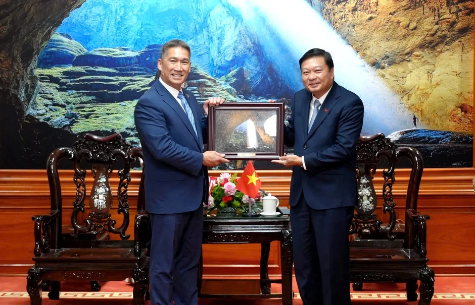 Quyền Bộ trưởng Bộ Hải quân Hoa Kỳ đến Quảng Trị Quyền Bộ trưởng Bộ Hải quân Hoa Kỳ đến Quảng Trị