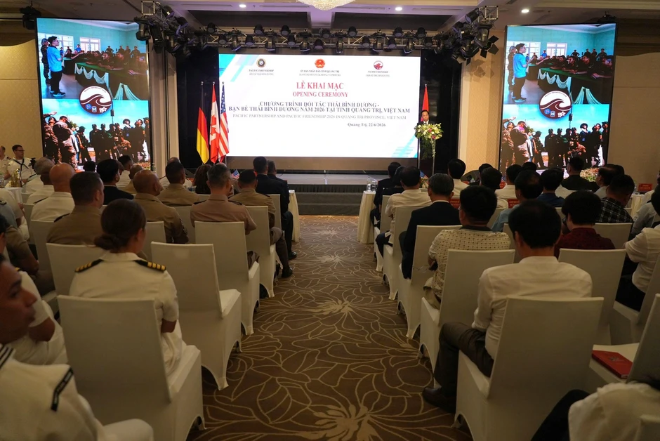 Quyền Bộ trưởng Bộ Hải quân Hoa Kỳ đến Quảng Trị Quyền Bộ trưởng Bộ Hải quân Hoa Kỳ đến Quảng Trị