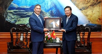 Quyền Bộ trưởng Bộ Hải quân Hoa Kỳ đến Quảng Trị