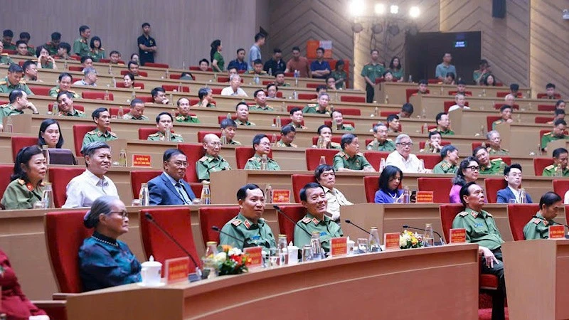 Ra mắt bộ sách "Người đứng đầu lực lượng Công an nhân dân qua các thời kỳ" Ra mắt bộ sách "Người đứng đầu lực lượng Công an nhân dân qua các thời kỳ"