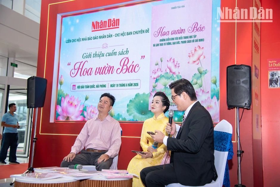 Ra mắt cuốn sách “Hoa vườn Bác” tại Hội Báo toàn quốc năm 2026 Ra mắt cuốn sách “Hoa vườn Bác” tại Hội Báo toàn quốc năm 2026