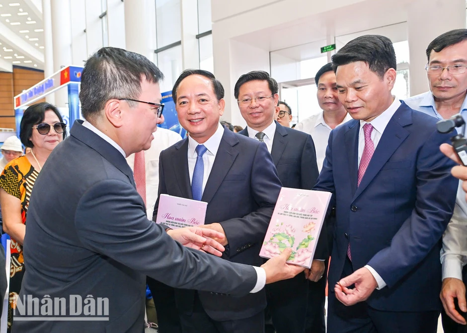 Ra mắt cuốn sách “Hoa vườn Bác” tại Hội Báo toàn quốc năm 2026 Ra mắt cuốn sách “Hoa vườn Bác” tại Hội Báo toàn quốc năm 2026