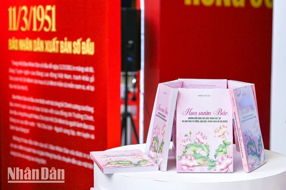 Ra mắt cuốn sách “Hoa vườn Bác” tại Hội Báo toàn quốc năm 2026 Ra mắt cuốn sách “Hoa vườn Bác” tại Hội Báo toàn quốc năm 2026