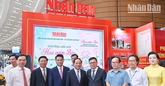 Ra mắt cuốn sách “Hoa vườn Bác” tại Hội Báo toàn quốc năm 2026